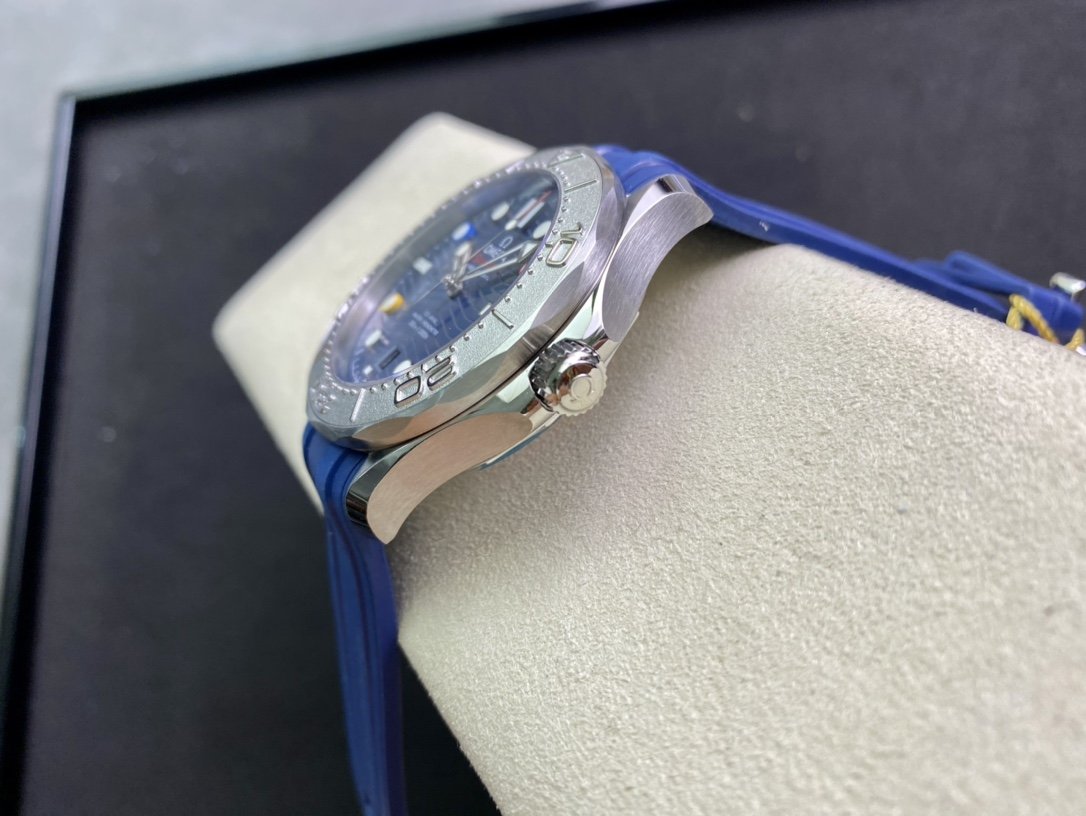 SEAMASTER DIVER 300 STAINLESS STEEL BLUE DIAL RUBBER STRAP