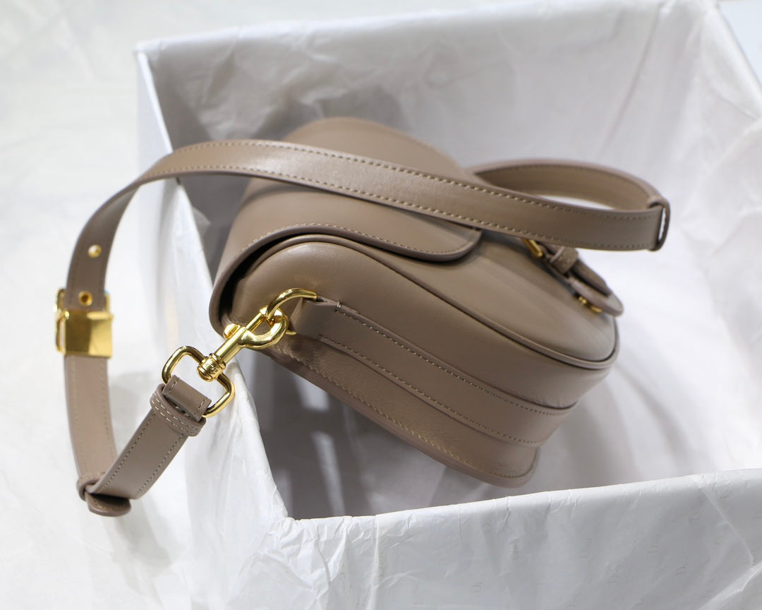 MEDIUM CD BOBBY 22CM DARK BROWN CALFSKIN GOLD HARDWARE