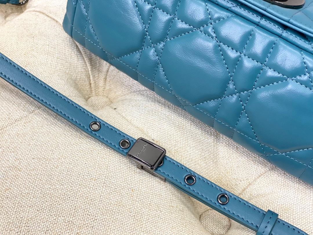 medium caro 25.5 azure blue black hardware