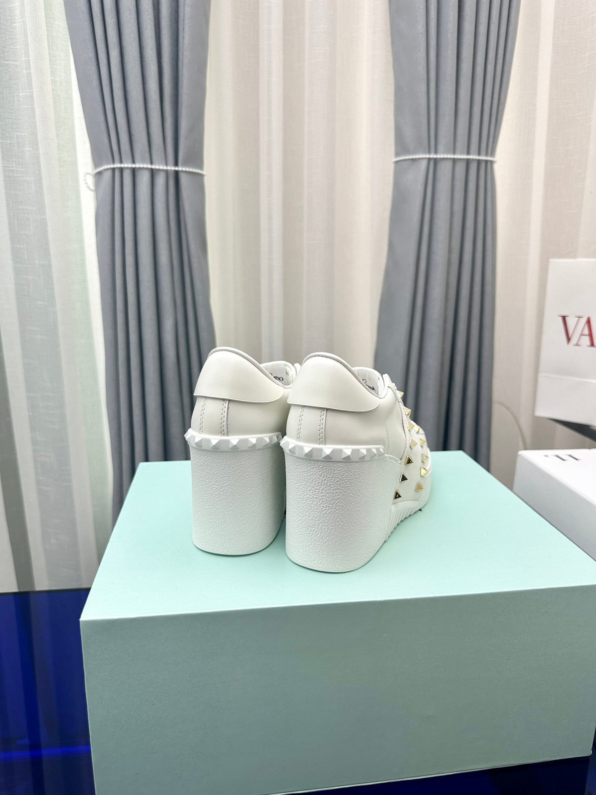 FLATFORM ROCKSTUD UNTITLED SNEAKER IN WHITE CALFSKIN