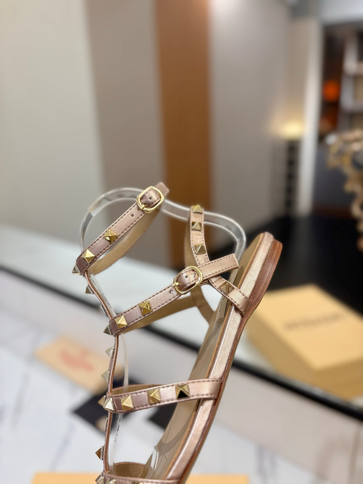 VT 26s Rockstud Gladiators Sandals Rose Gold Nude Leather 985448