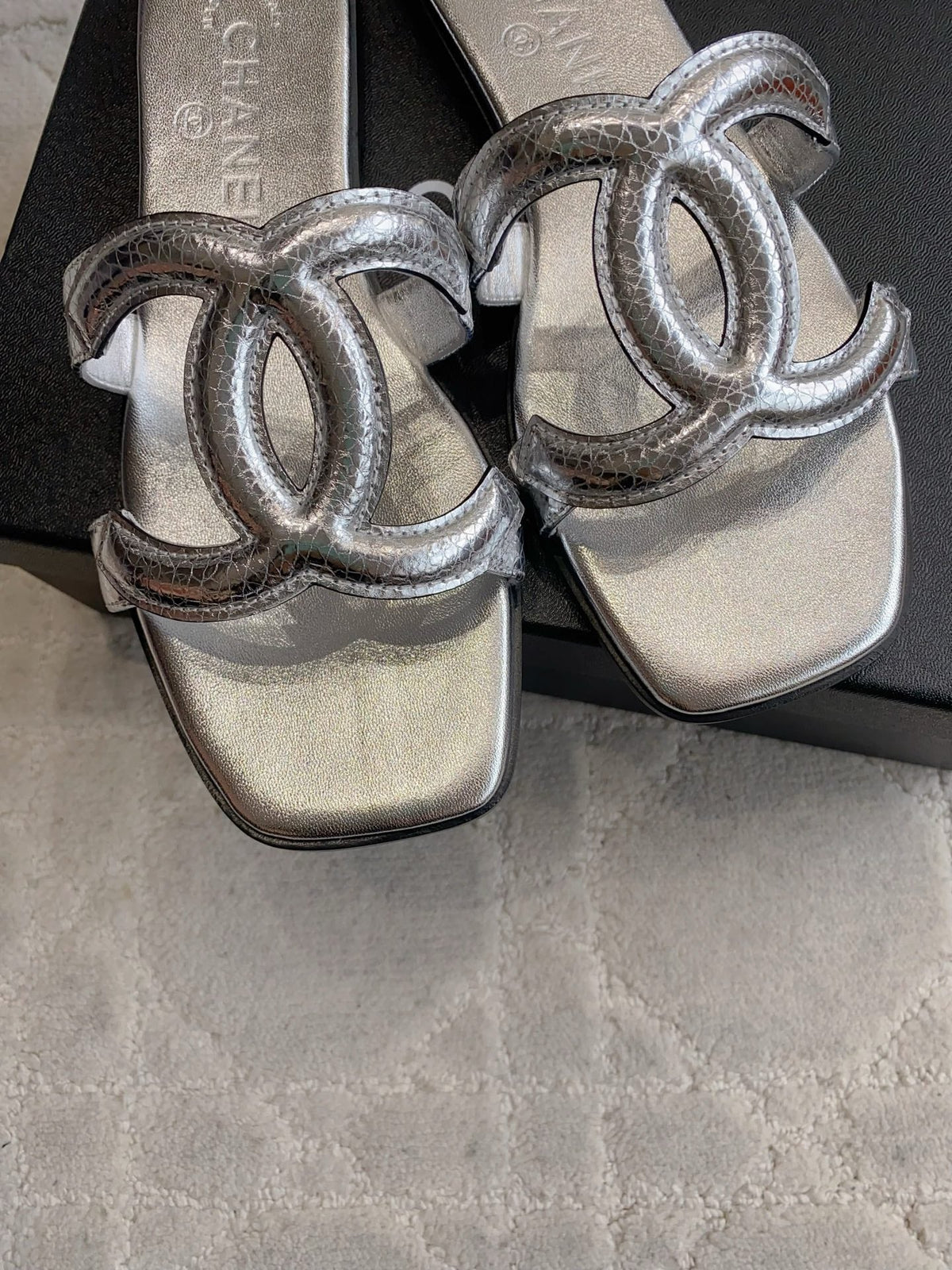 CC Logo Flat Sandals Sliver Lambskin 906323