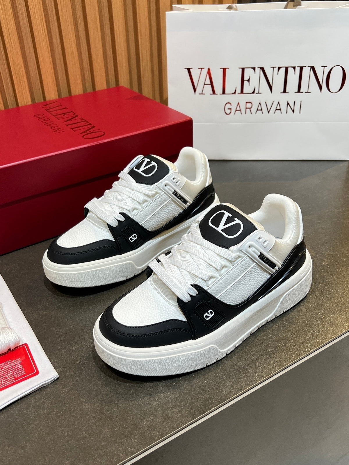 VT 25S Couple Sneakers Black White Calfskin 563120