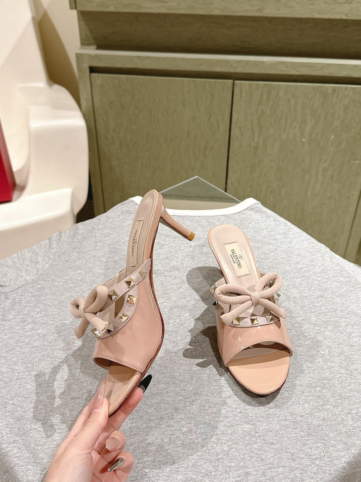 VT Rockstud Sandals 6cm Beige Patent Leather 659206