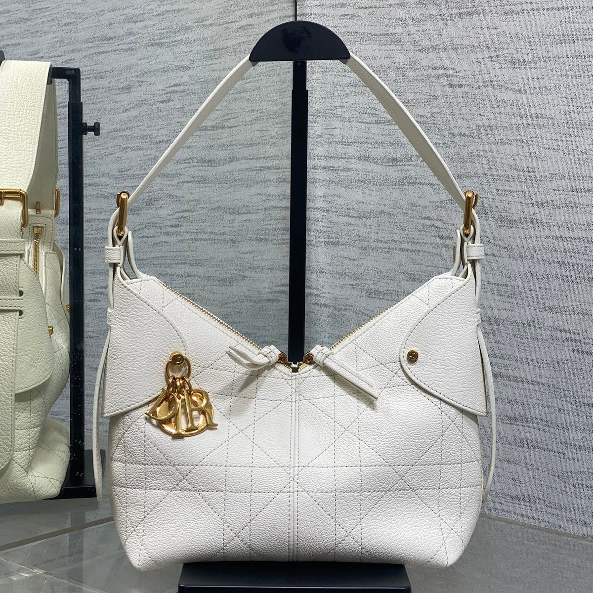 Dior 2025 Voyage Bag 23cm White Grained Calfskin 267760