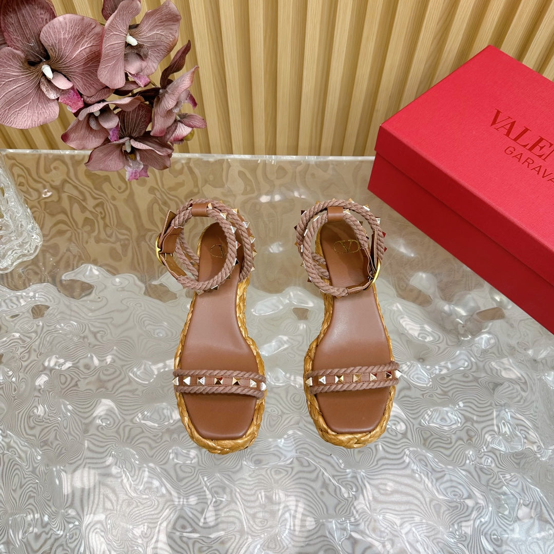 Rockstud Flatform Sandal 45mm In Brown Mix Brownish Pink Calfskin And Raffia 102842
