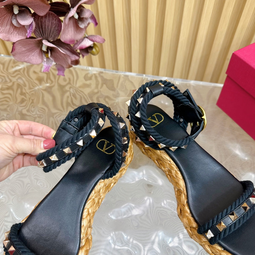 Rockstud Flatform Sandal 45mm In Black Calfskin And Raffia 102848