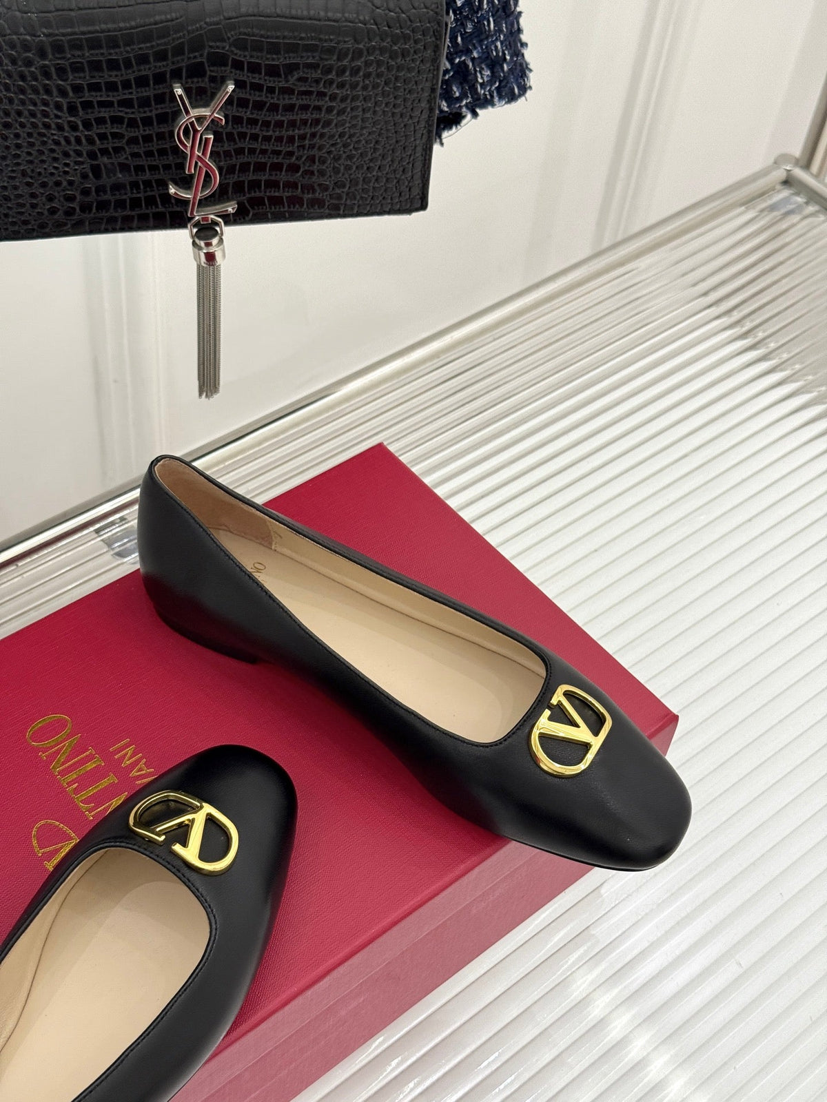 VLogo Signature Ballerina Black Sheepskin 702260