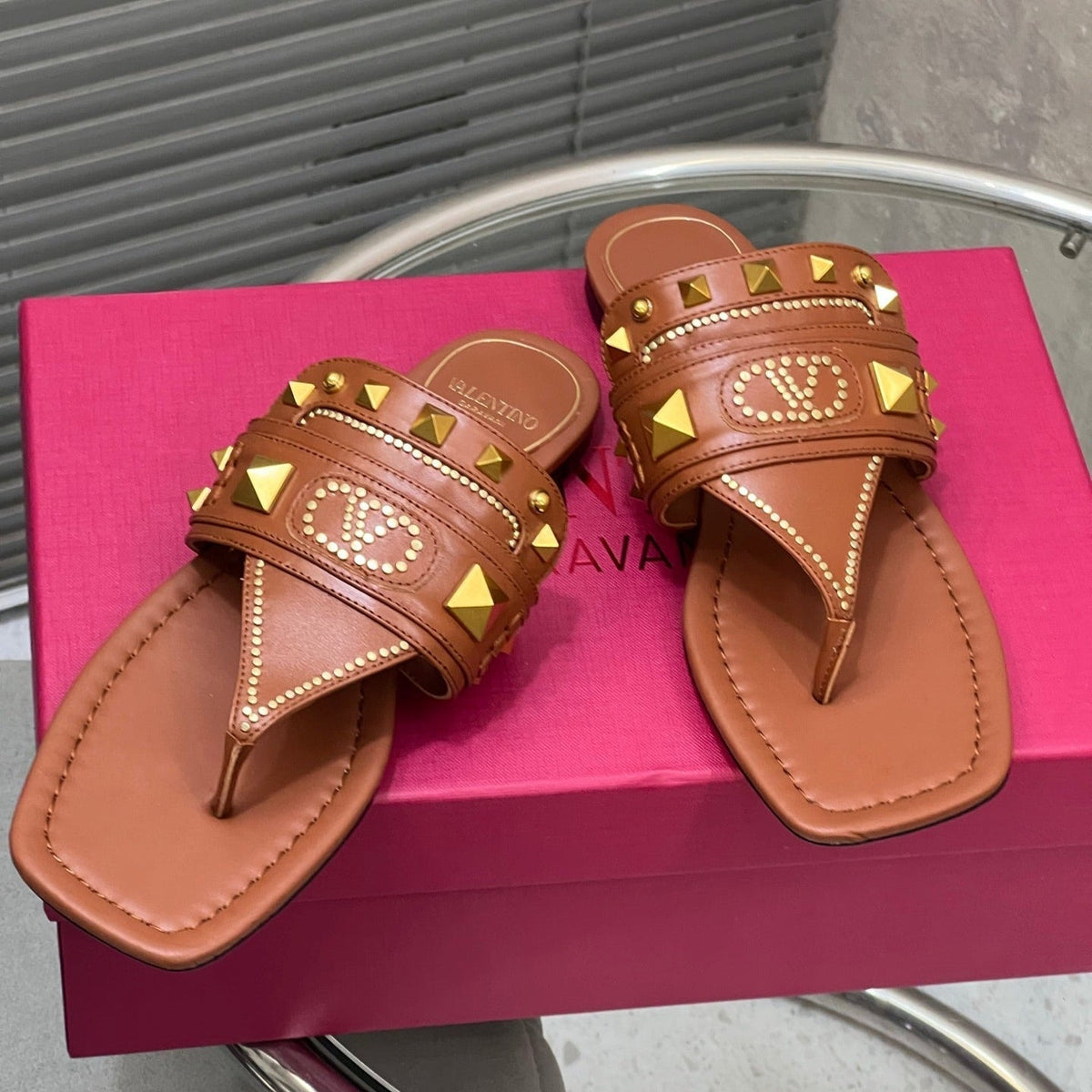 VT Rockstud Thong Sandals Brown Cowhide