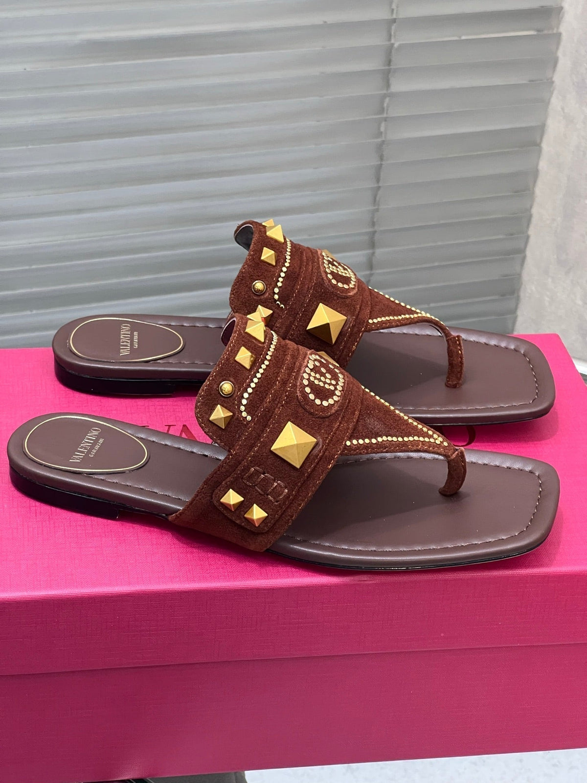VT Rockstud Thong Sandals Brown Suede