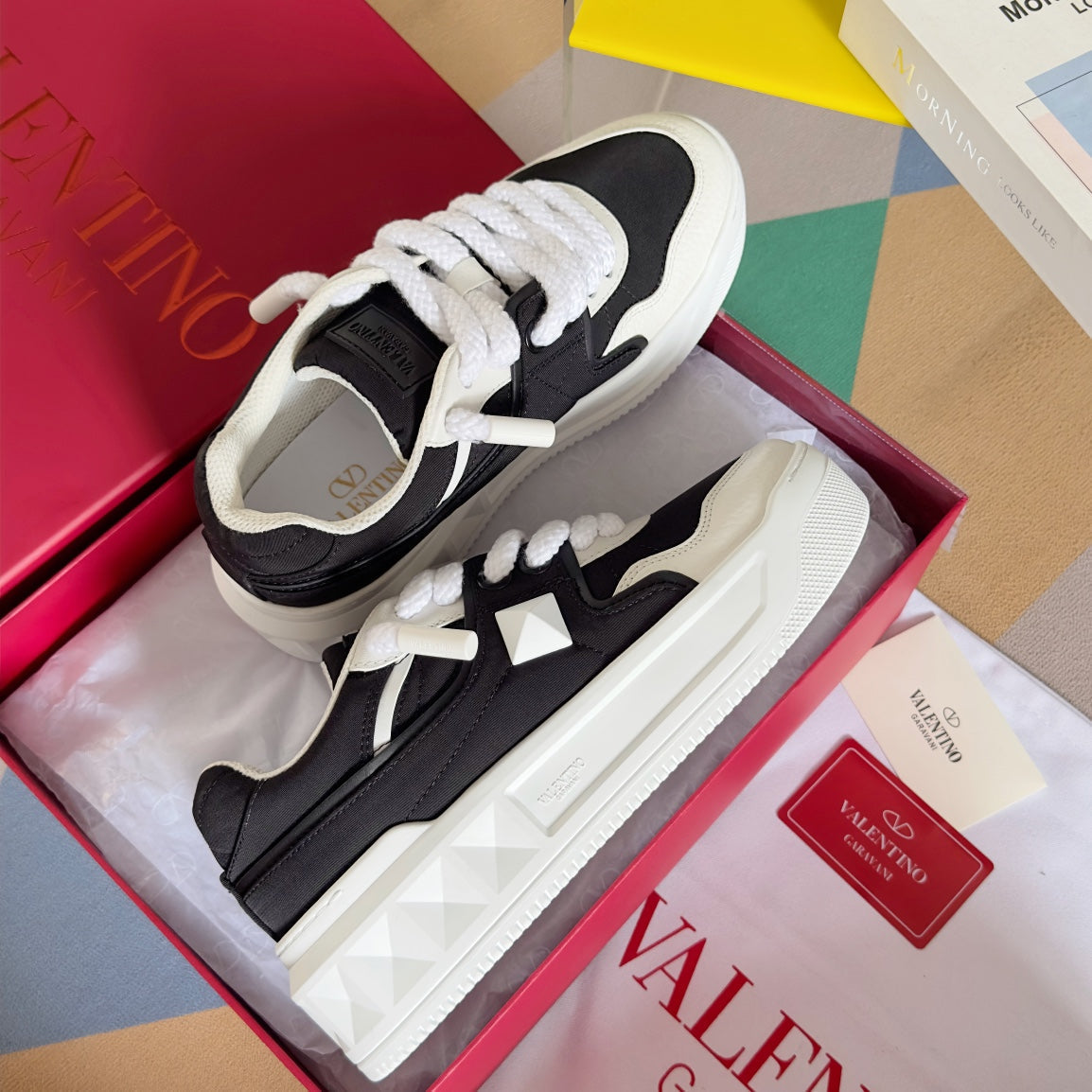 LOW-TOP SNEAKER IN WHITE NAPPA LEATHER AND BLACK TOILE ICONOGRAPHE FABRIC