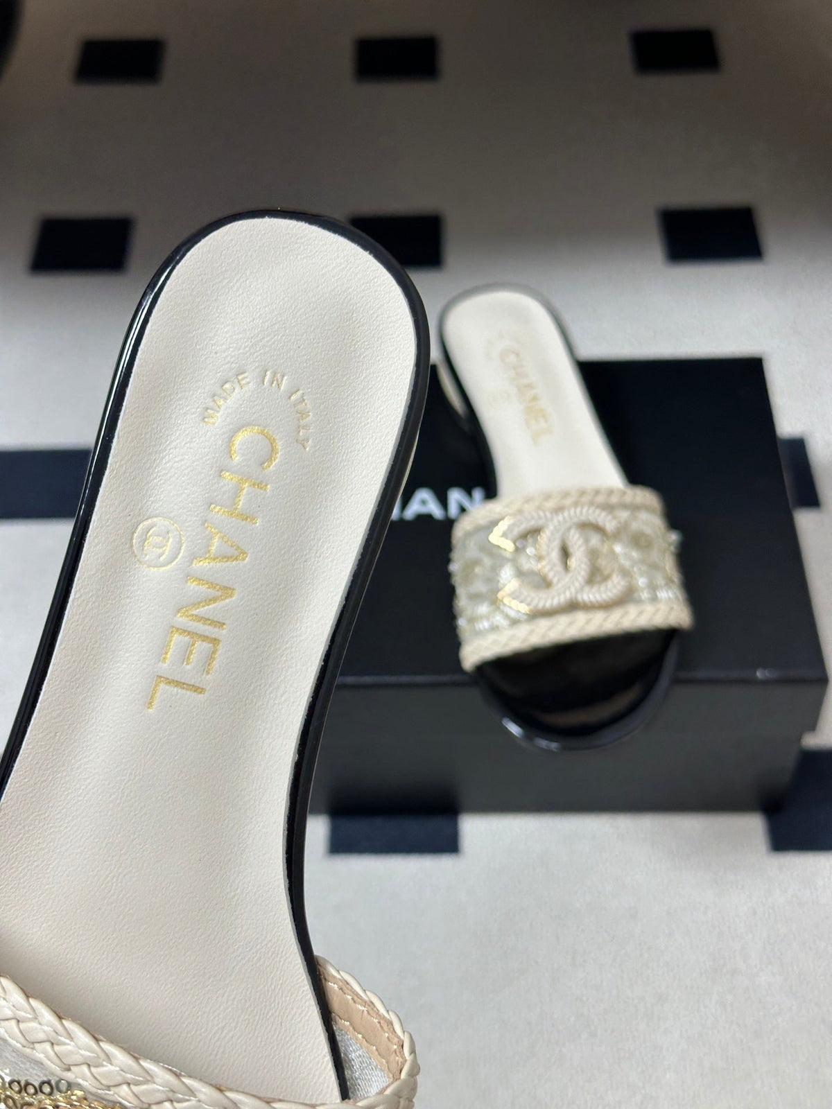 CC 26s Giant Pearl Flat Sandals Cream Black Patent Leather Fabric 933130