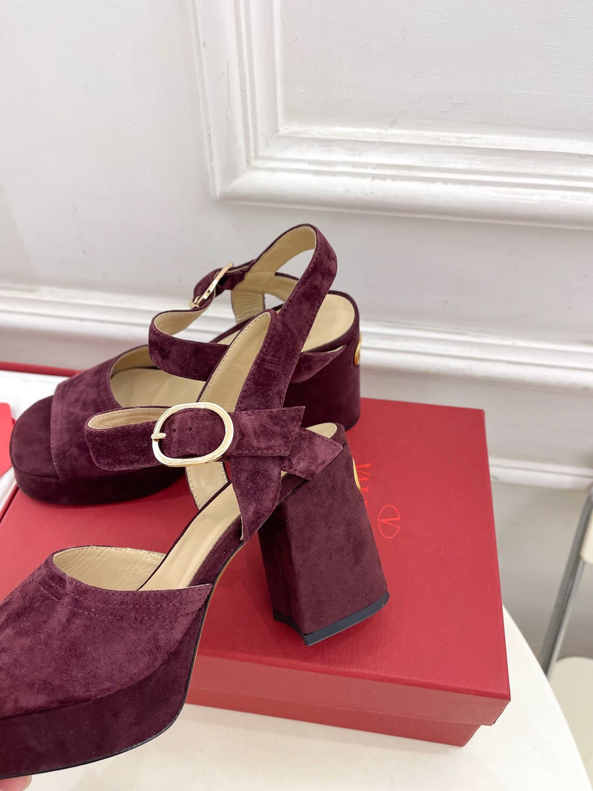 VT Garavani 25 Platform Ruby Red Suede 330965