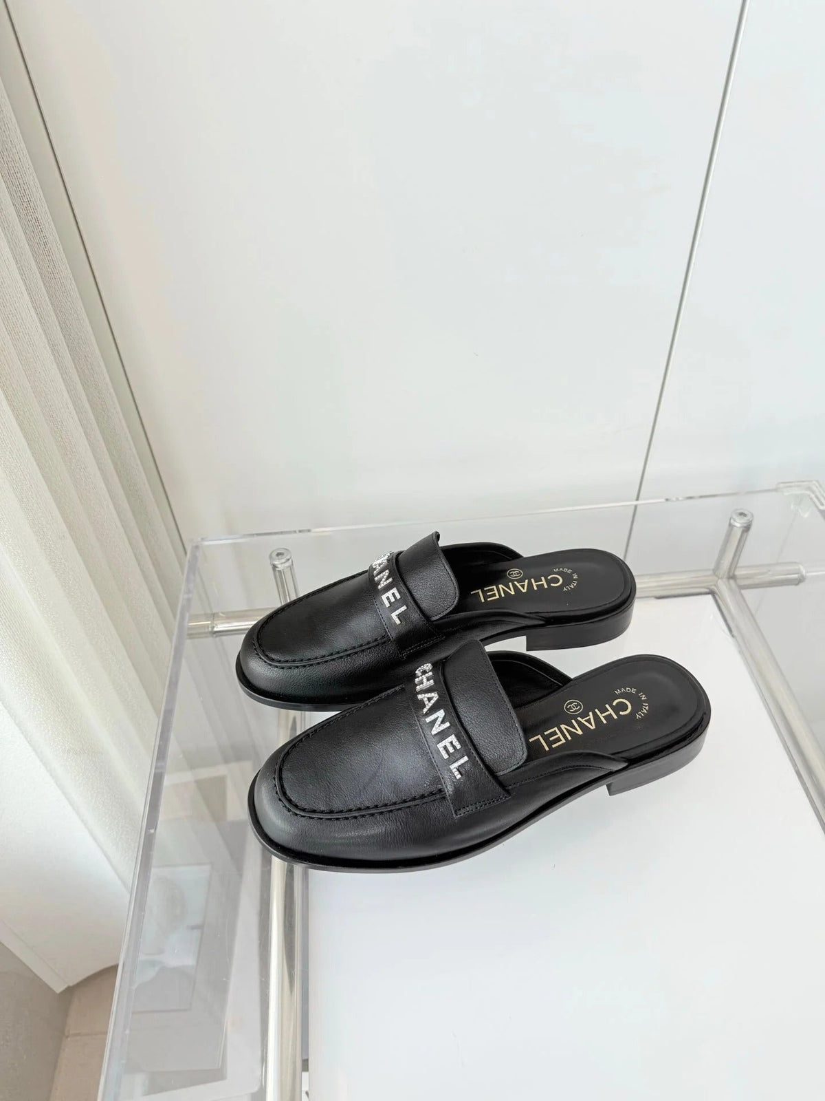Chanel 2026 Diamond Logo Mules Cowhide Sheepskin 823471