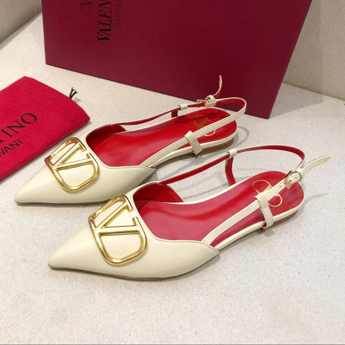 VLOGO SIGNATURE WHITE CALFSKIN FLAT SLINGBACK PUMP WITH GOLD LOGO