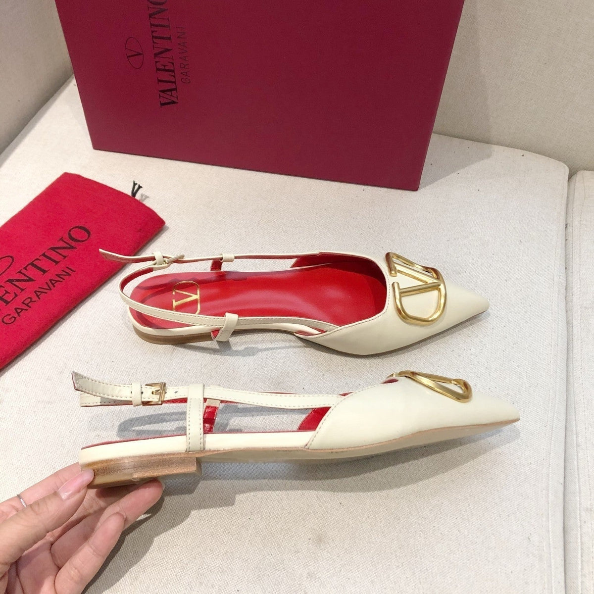 VLOGO SIGNATURE WHITE CALFSKIN FLAT SLINGBACK PUMP WITH GOLD LOGO