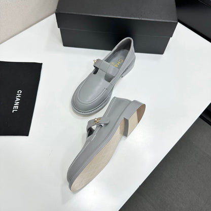CC Turn-Lock CC T-Strap Loafers Gray Leather 944554