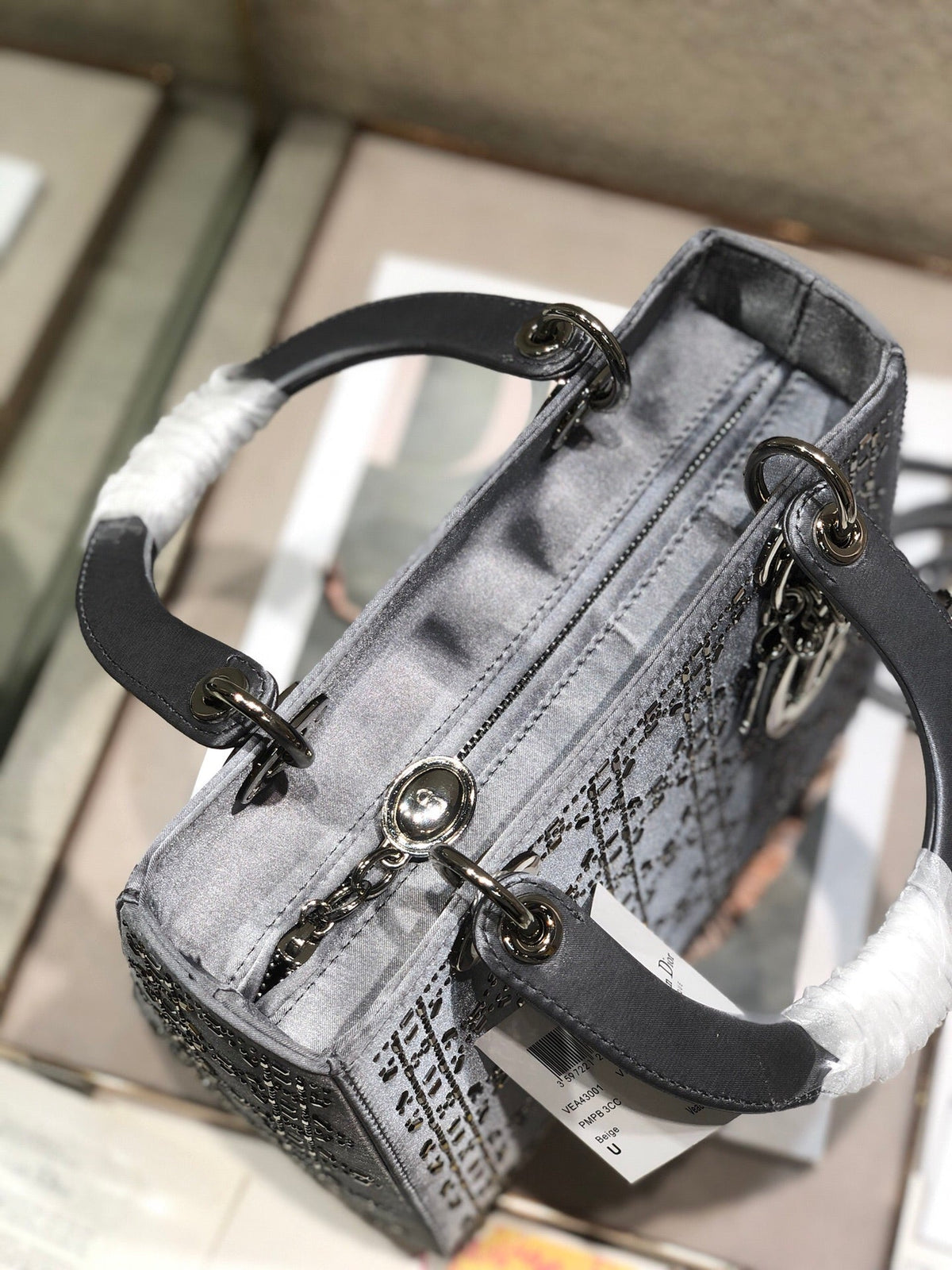 LADY 24 HANDBAG EMBOSSED DIAMOND IN GREY CALFSKIN