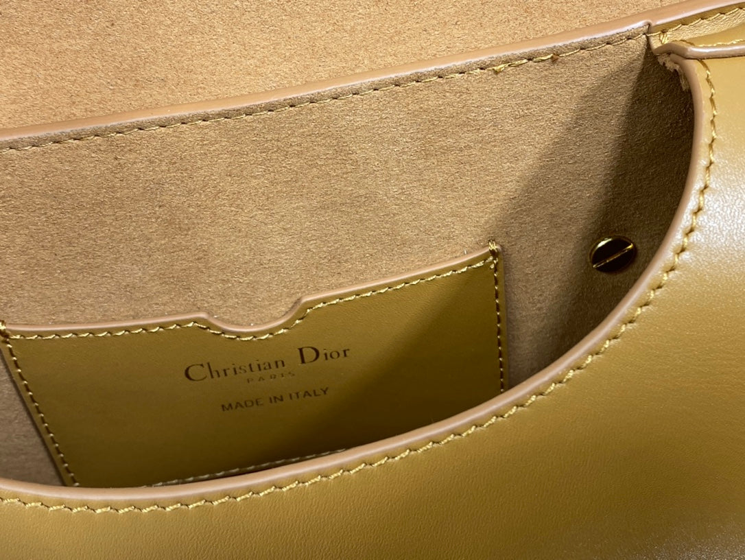 MEDIUM CD BOBBY 22CM BROWN CALFSKIN GOLD HARDWARE