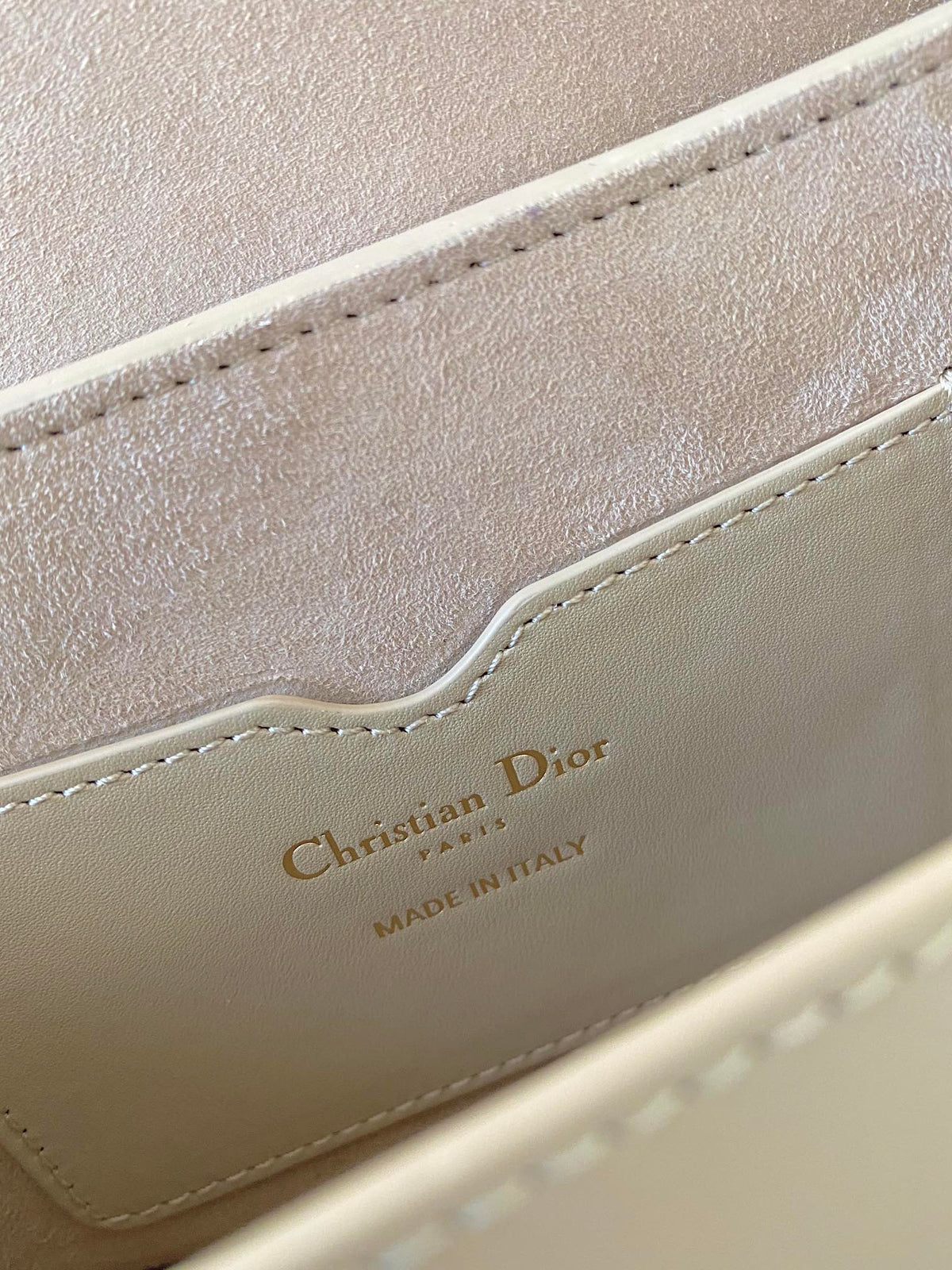 medium cd east west 22cm beige calfskin ghw