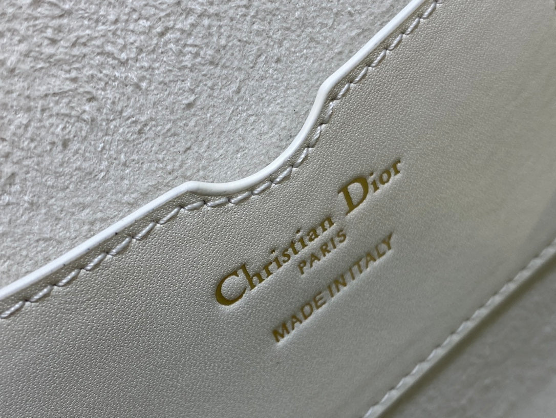 MEDIUM CD BOBBY 22CM WHITE CALFSKIN GOLD HARDWARE