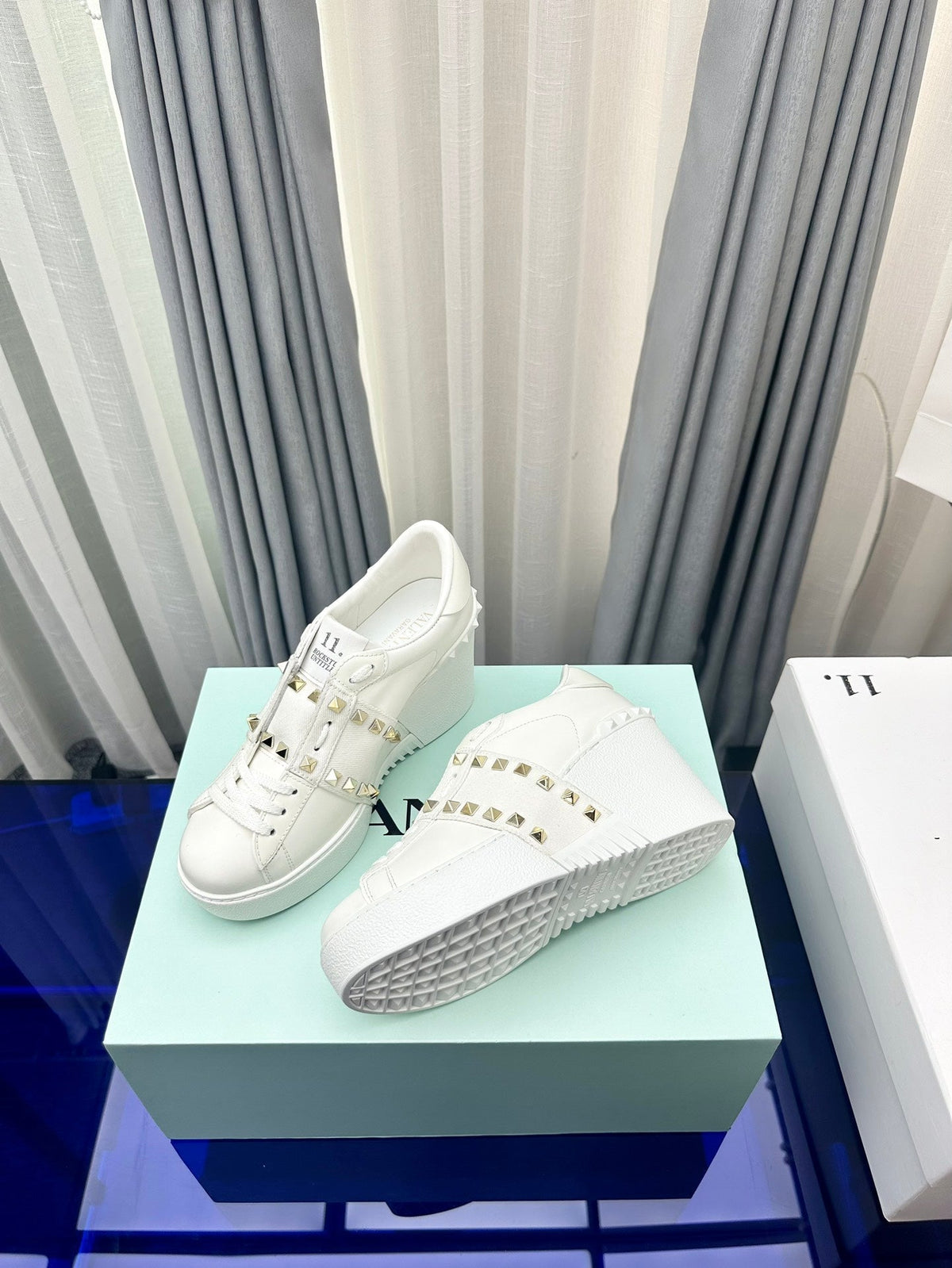 FLATFORM ROCKSTUD UNTITLED SNEAKER IN WHITE CALFSKIN