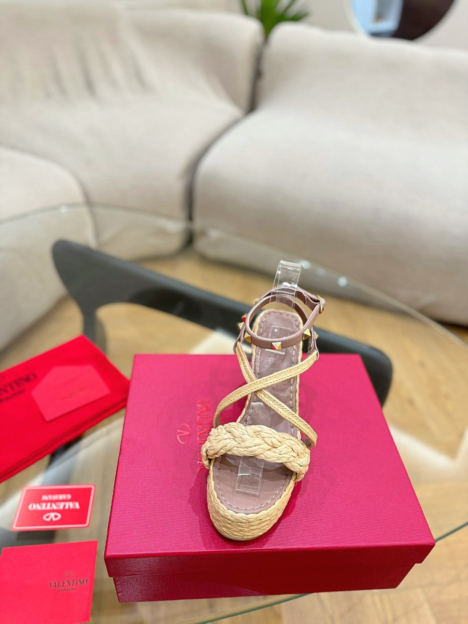 GARAVANI ROCKSTUD WEDGE SANDALS IN ROSY BROWN CALFSKIN AND BEIGE RAFFIA