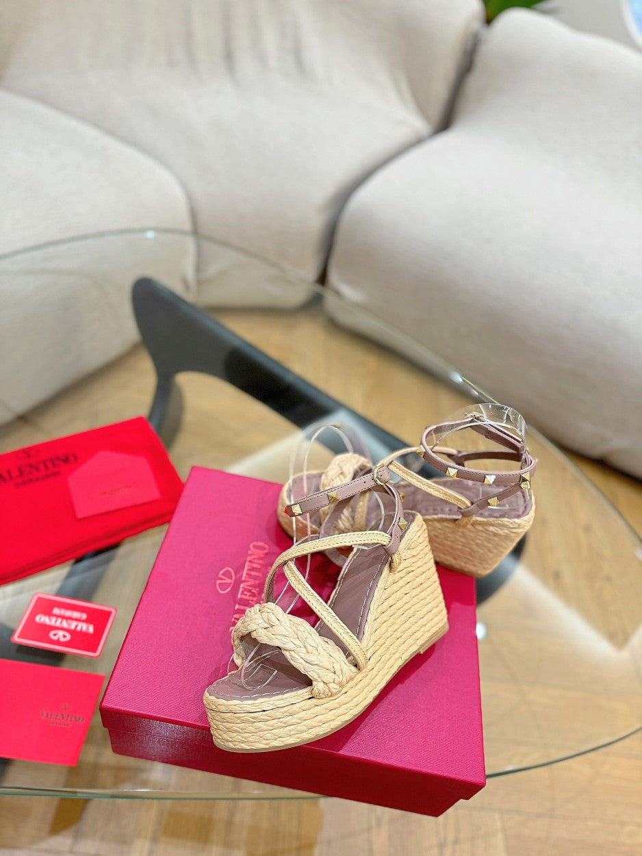 GARAVANI ROCKSTUD WEDGE SANDALS IN ROSY BROWN CALFSKIN AND BEIGE RAFFIA