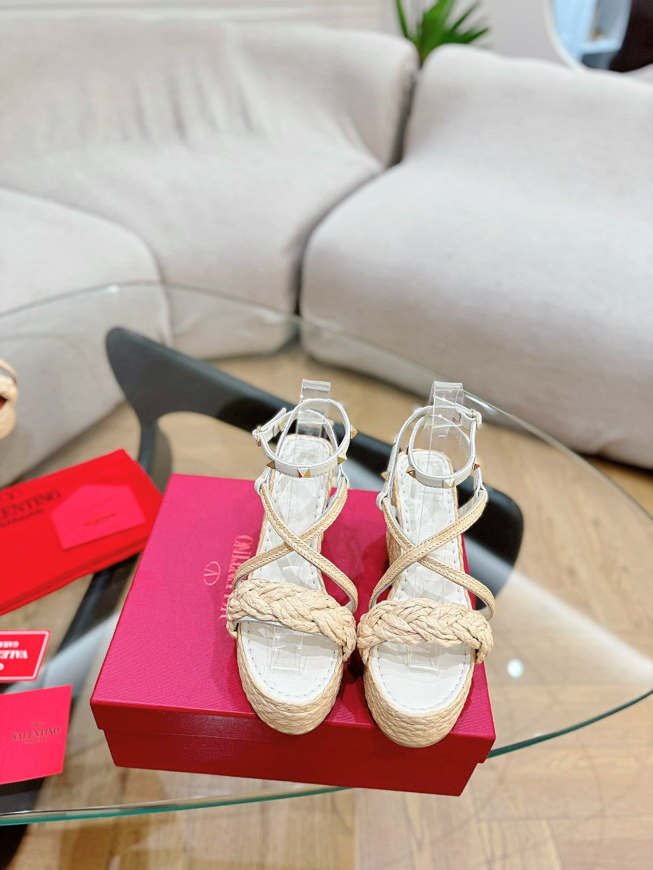 GARAVANI ROCKSTUD WEDGE SANDALS IN WHITE CALFSKIN AND BEIGE RAFFIA