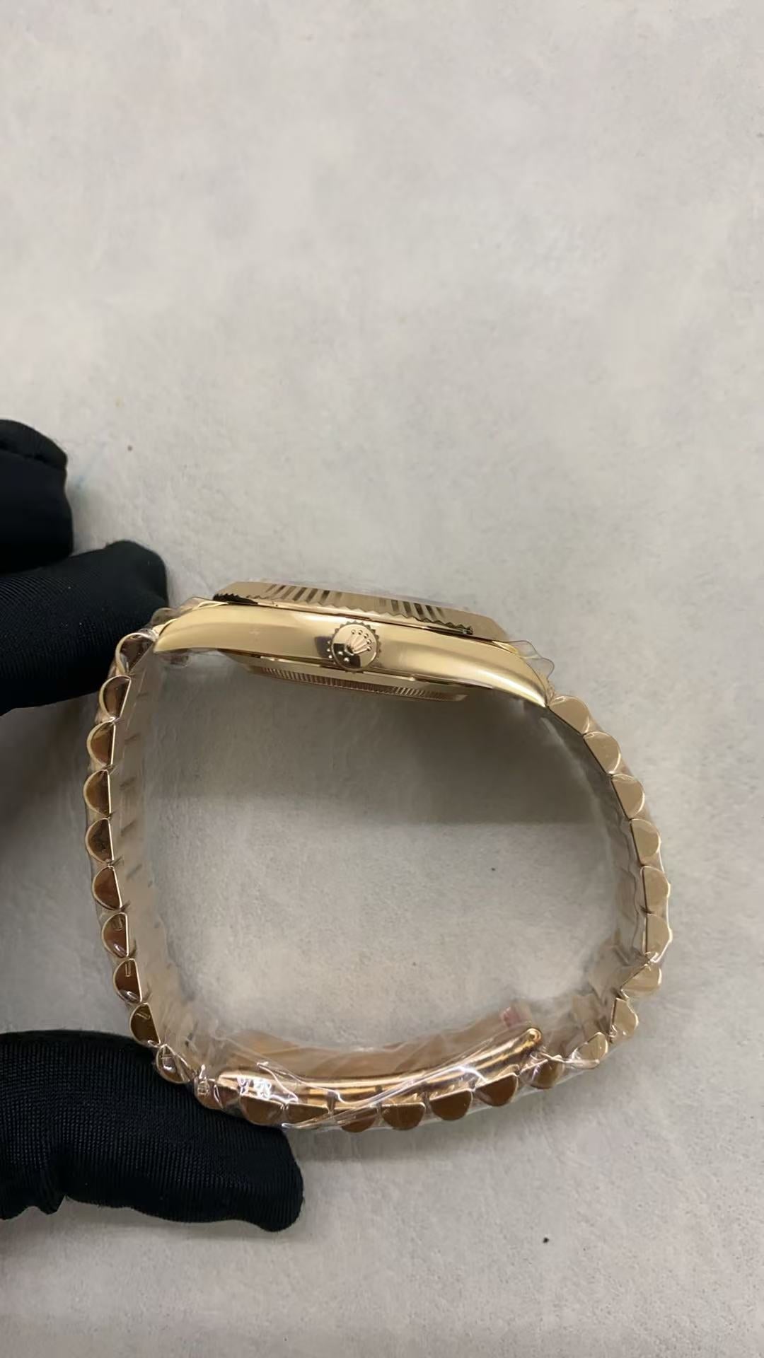 Rolex Day-Date 40mm Mop Dial Gold