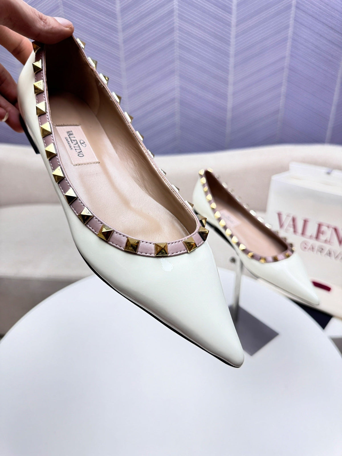ROCKSTUD FLAT PUMP IN WHITE CALFSKIN