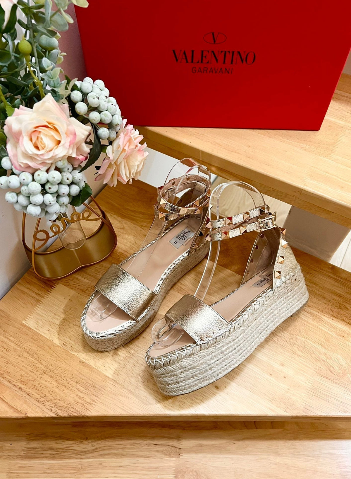 ROCKSTUD FLATFORM SANDAL IN LIGHT GOLD CALFSKIN