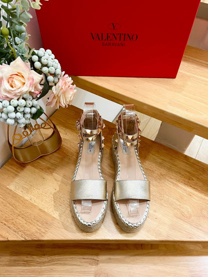 ROCKSTUD FLATFORM SANDAL IN LIGHT GOLD CALFSKIN