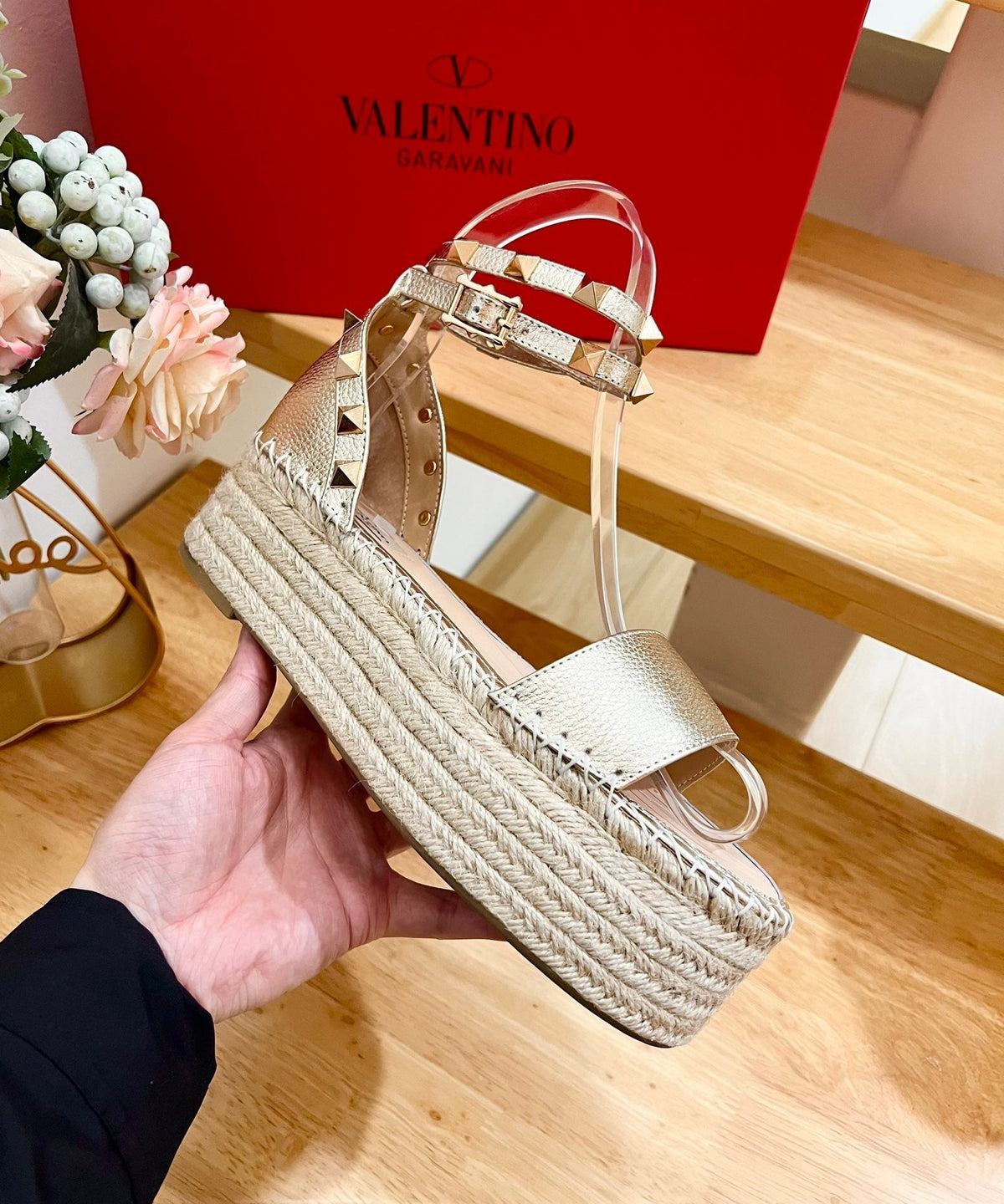 ROCKSTUD FLATFORM SANDAL IN LIGHT GOLD CALFSKIN