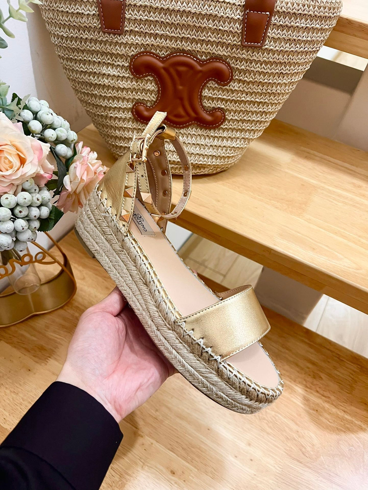 ROCKSTUD FLATFORM SANDAL IN GOLD CALFSKIN