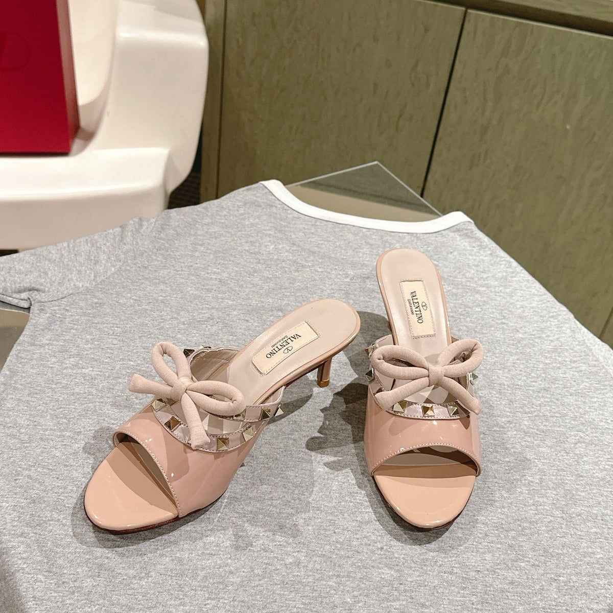 VT Rockstud Sandals 6cm Beige Patent Leather 659206