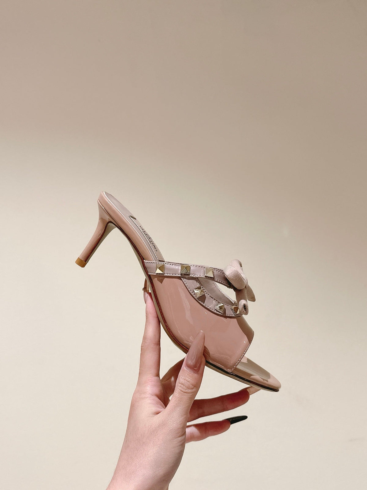 VT Rockstud Sandals 6cm Beige Patent Leather 659206