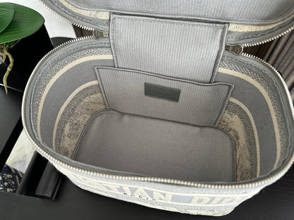 diortravel vanity 25 grey embroidery