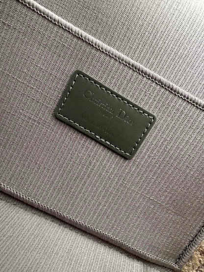 diortravel vanity 25 grey embroidery
