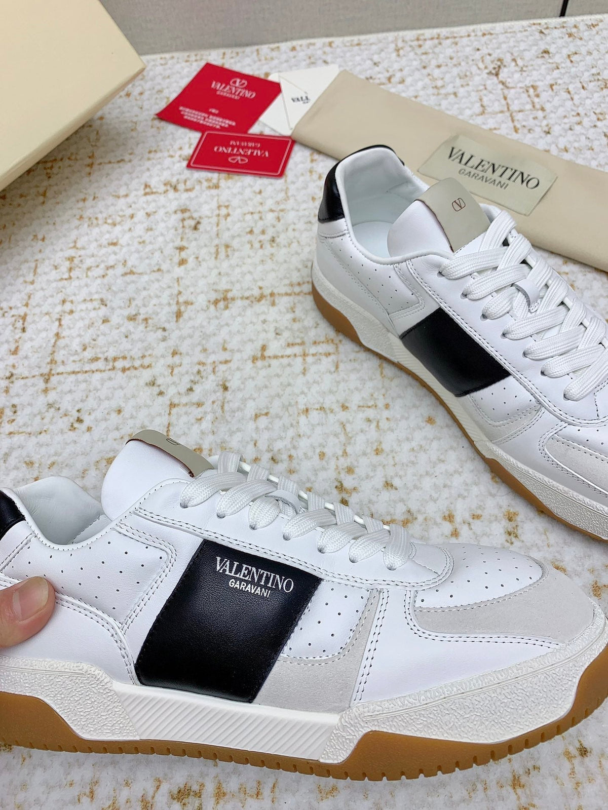 VT 25 Low Top Garavani Sneaker White Black Cowhide 331677