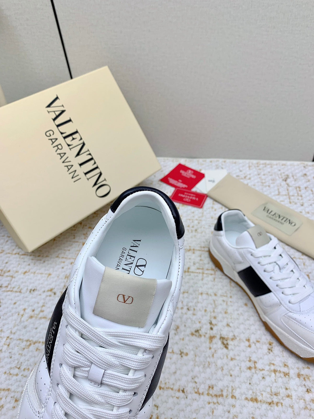 VT 25 Low Top Garavani Sneaker White Black Cowhide 331677