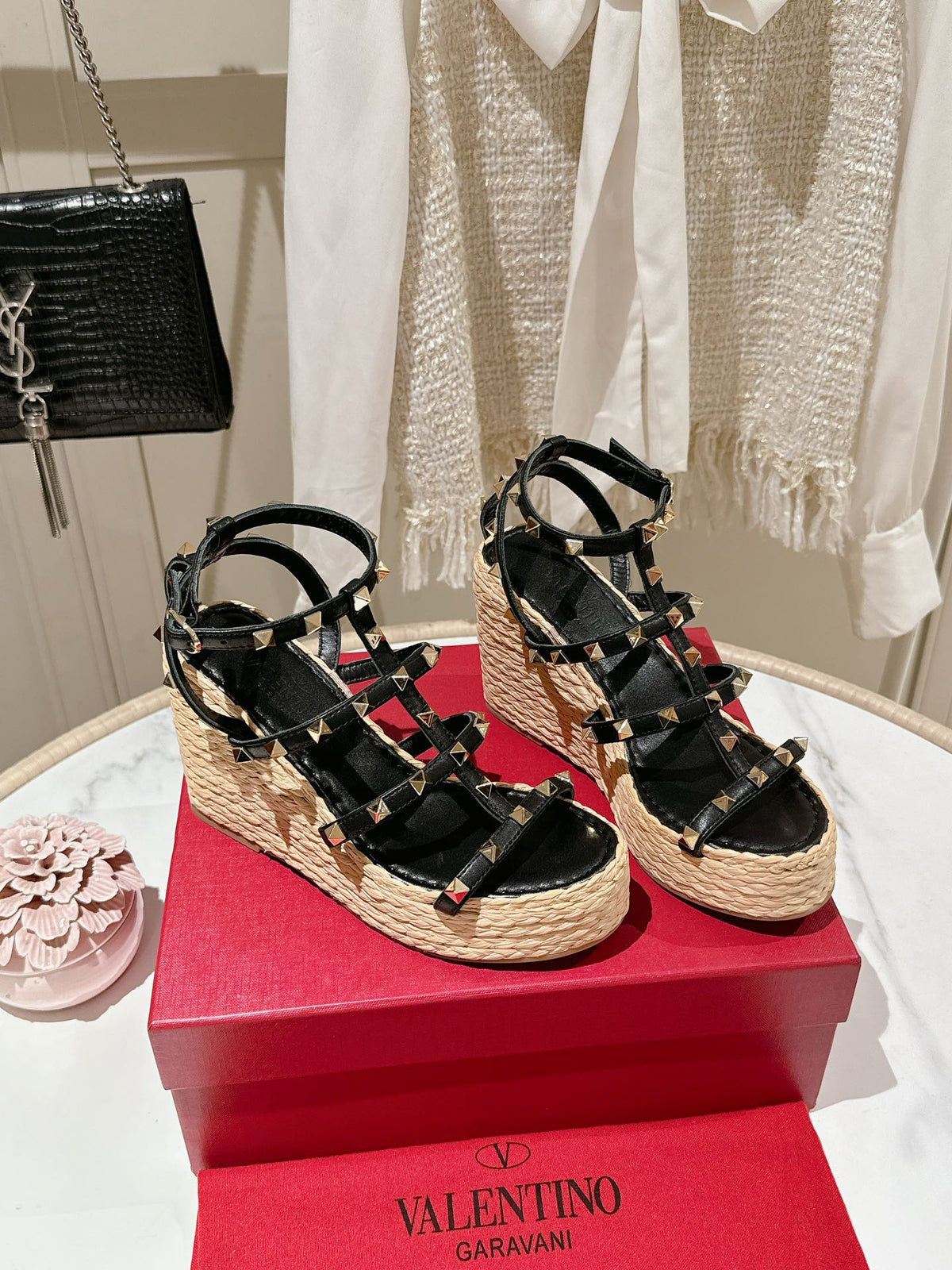 ROCKSTUD ANKLE STRAP WEDGE SANDAL IN BLACK CALFSKIN LEATHER 95 MM