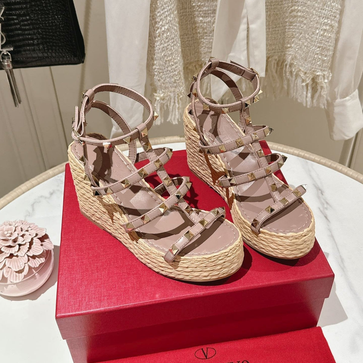 Rockstud Ankle Strap Wedge Sandal In Crepe Pink Calfskin Leather And Beige Raffia 100mm 829391