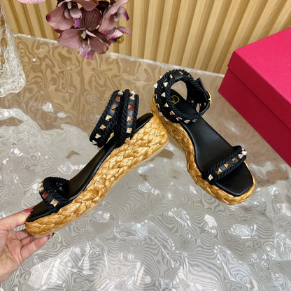 Rockstud Flatform Sandal 45mm In Black Calfskin And Raffia 102848