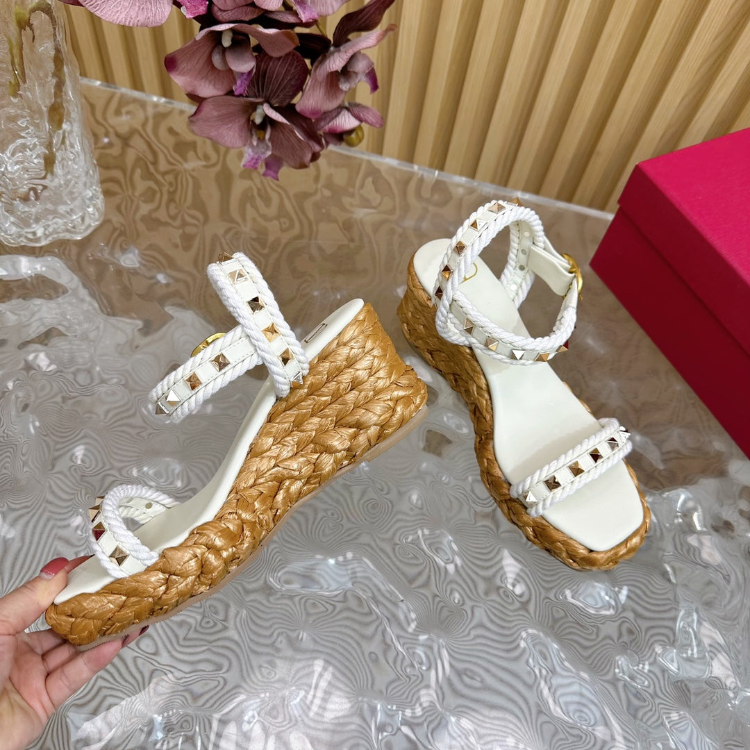 Rockstud Flatform Sandal 75mm In White Calfskin And Raffia 102854