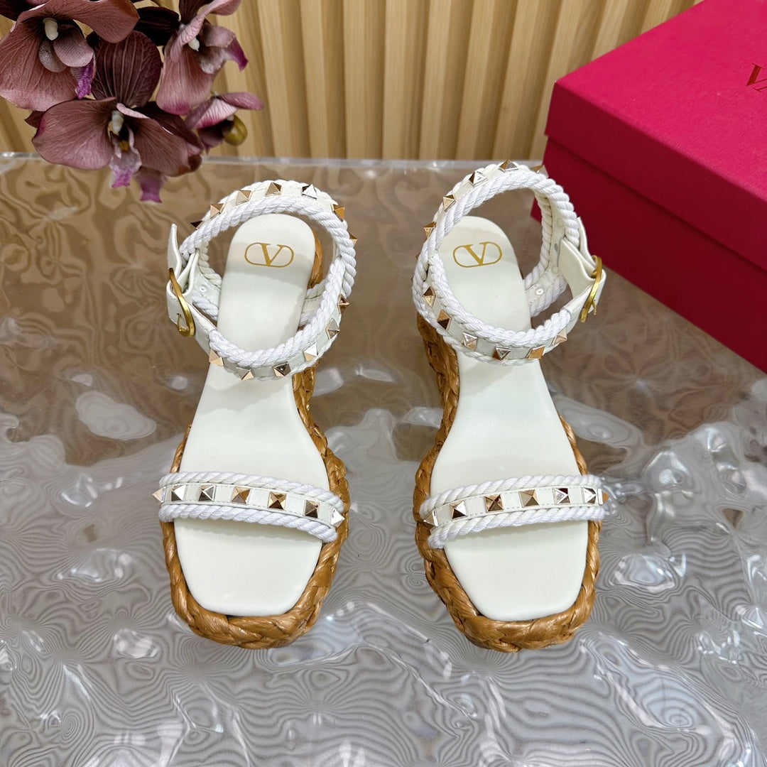 Rockstud Flatform Sandal 75mm In White Calfskin And Raffia 102854