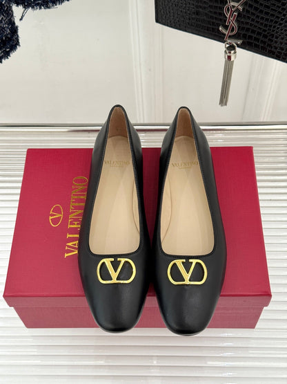 VLogo Signature Ballerina Black Sheepskin 702260