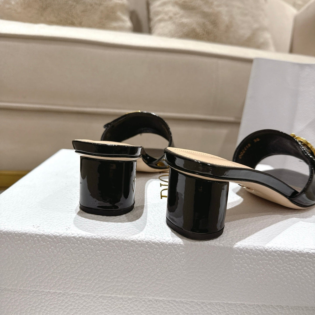 CD 25 C'EST DIO black patent leather 396130