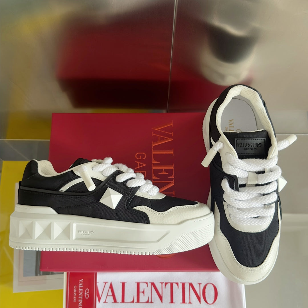 LOW-TOP SNEAKER IN WHITE NAPPA LEATHER AND BLACK TOILE ICONOGRAPHE FABRIC