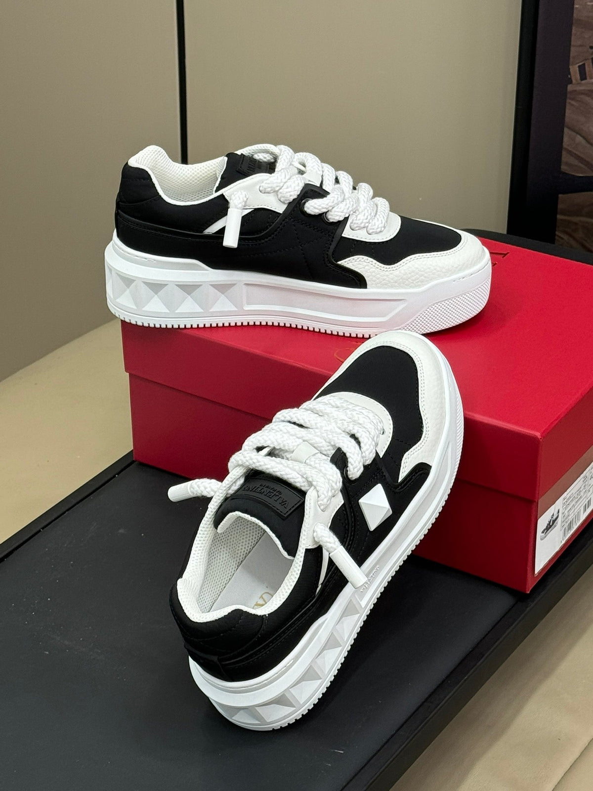 VT 2025 Sneakers Black White Cowhide 548580